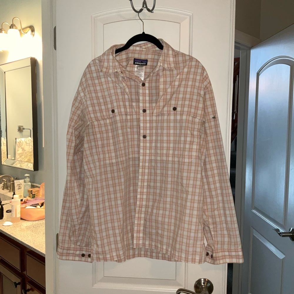 Patagonia Men's Tan Plaid shirt